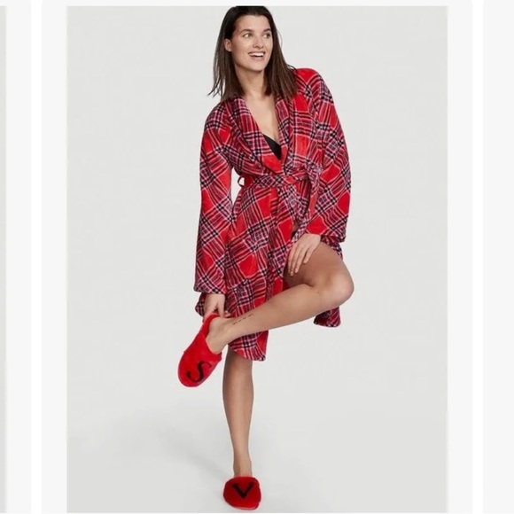 NIB Victoria’s Secret PINK robe - Picture 1 of 6